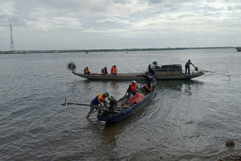 Chính quyền địa phương, các đoàn thể, Đồn Biên phòng cửa khẩu Cảng Gianh và gia đình phối hợp tìm kiếm nạn nhân.