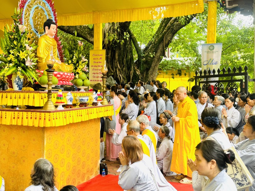 Mùa Vu lan về mang theo tình yêu thương và sự hiếu đạo của những người con tri ân tới bậc sinh thành, dưỡng dục.