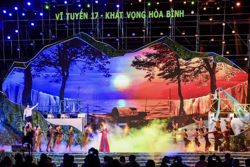 Chương trình nghệ thuật “Vĩ tuyến 17 - khát vọng hòa bình” được dàn dựng kỳ công cùng âm thanh, ánh sáng được thiết kế đặc biệt.