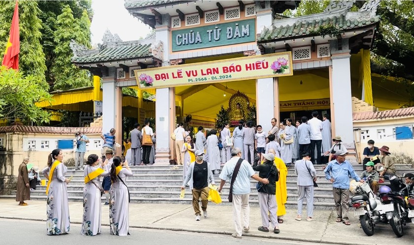 Đông đảo tăng ni, phật tử đã đến Tổ đình Từ Đàm để tham dự lễ Vu lan.