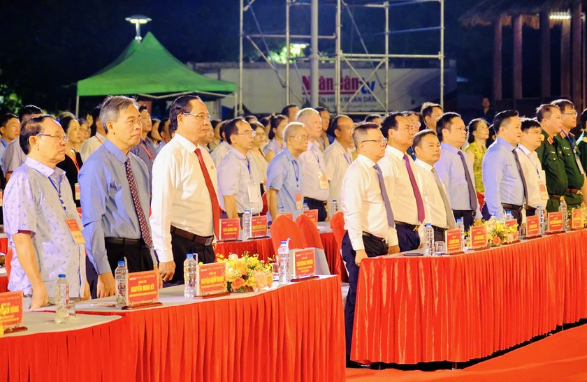 Các đại biểu thực hiện nghi thức chào cờ.
