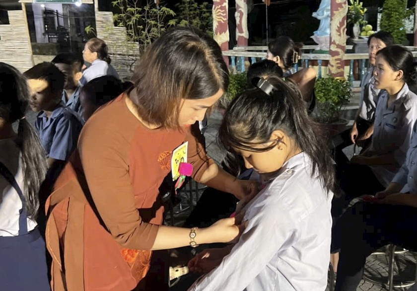 Giây phút cài bông hồng lên ngực áo nhắc nhở mỗi người về lòng hiếu thảo và lòng biết ơn.