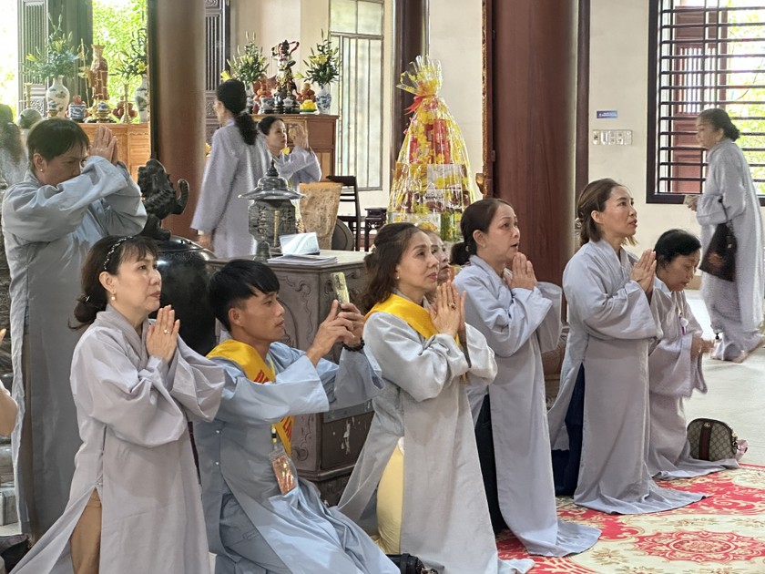 Cầu nguyện cho cha mẹ, gia đình luôn được bình an.
