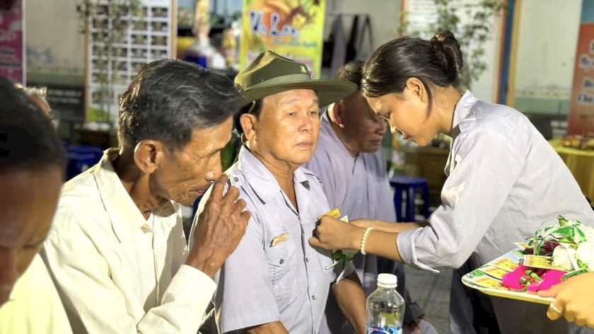 Hoa cài trên ngực áo trở thành hình ảnh quen thuộc trong mùa Vu Lan.
