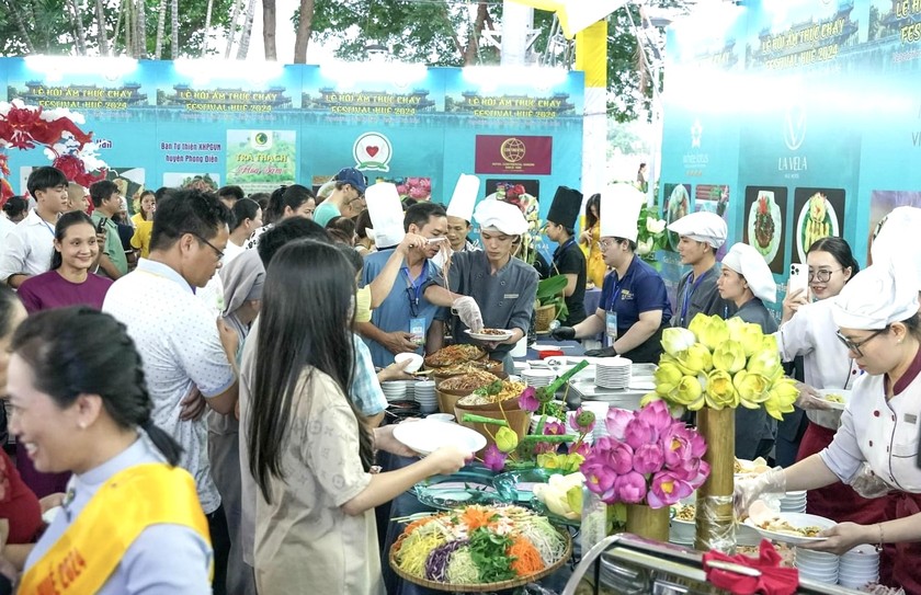 Nhiều người dân và khách du lịch đến trải nghiệm, thưởng thức ẩm thực chay tại lễ hội ẩm thực chay - Festival Huế 2024.