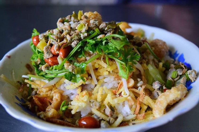 Cơm hến Huế - món ăn dân dã không thể thiếu trong bức tranh ẩm thực của Cố đô.