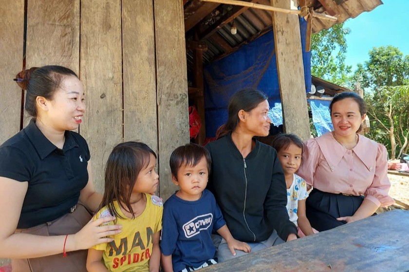 Các cô đến từng nhà động viên tinh thần phụ huynh học sinh đưa con em đến trường.