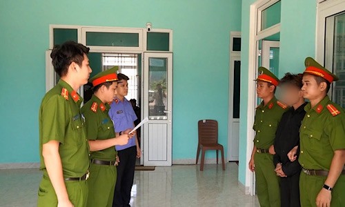 Công an huyện Phú Lộc thực hiện lệnh giữ người trong trường hợp khẩn cấp đối với Lê Viết Hoàng Hiếu.