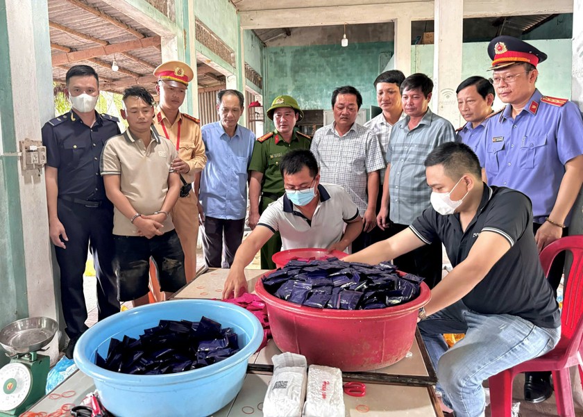 Lực lượng chức năng tiến hành kiểm đếm số lượng ma túy.