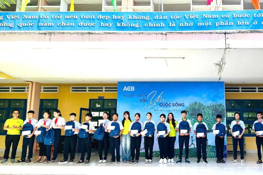 ACB tặng học bổng cho học sinh tại TP Quy Nhơn.