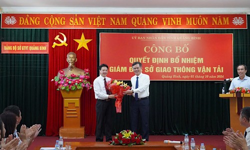 Ông Trần Thắng - Chủ tịch UBND tỉnh Quảng Bình trao quyết định và tặng hoa chúc mừng tân Giám đốc Sở Giao thông Vận tải Hoàng Đăng Cương.