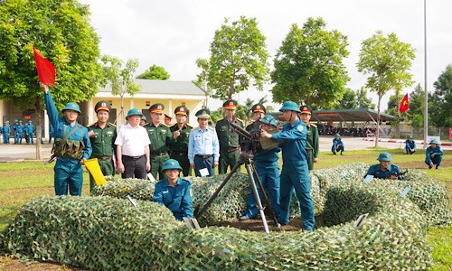 Kiểm tra SSCĐ của Trung đội dân quân 12,7mm thị xã Hương Trà.