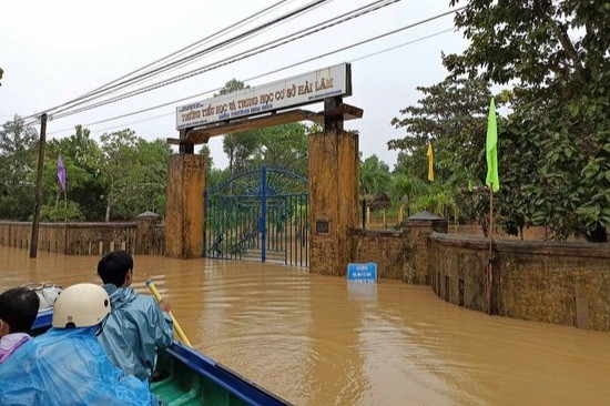 Người dân di chuyển bằng thuyền tại xã Hải Lâm, huyện Hải Lăng.