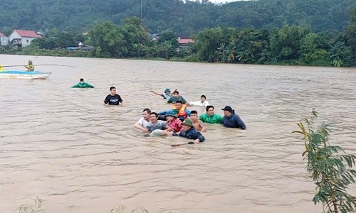 Trắng đêm tìm kiếm người đàn ông mất tích sau khi cứu người ở thượng nguồn sông Gianh.