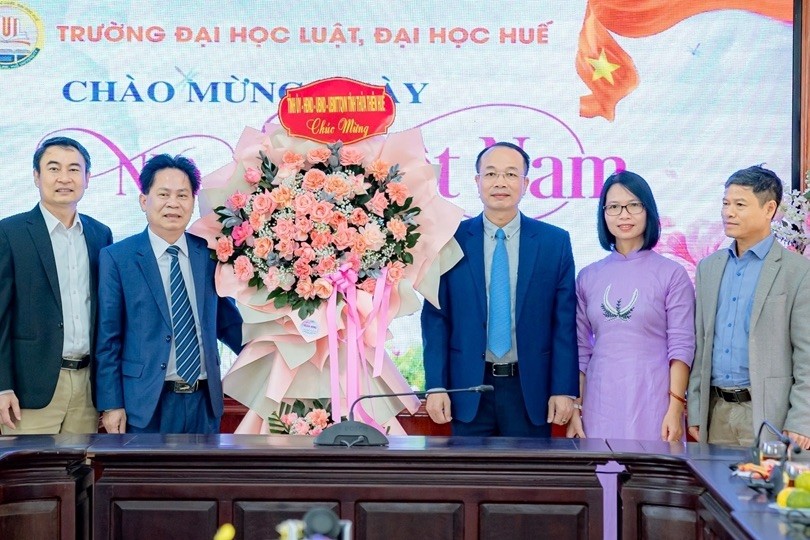 Phó Chủ tịch UBND tỉnh Phan Quý Phương tặng hoa chúc mừng Trường đại học Luật (Đại học Huế) nhân ngày Nhà giáo Việt Nam.