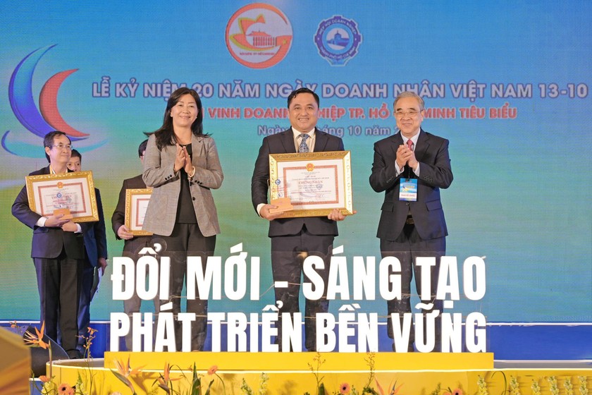 Ông Nguyễn Phúc Khoa – Chủ tịch Hội đồng quản trị công ty Vissan nhận danh hiệu “Doanh nhân TP Hồ Chí Minh tiêu biểu năm 2024”.