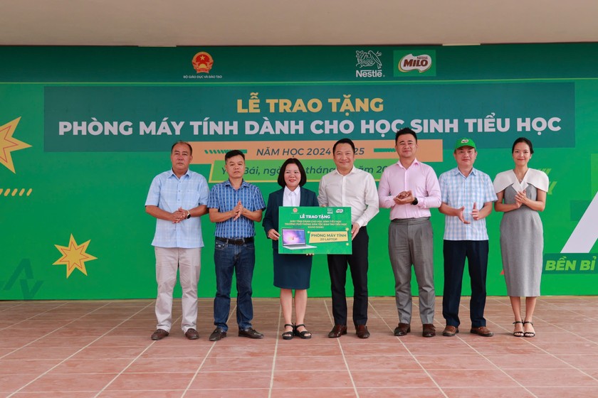 Đại diện Bộ GD&ĐT, Nestlé MILO trao tặng phòng máy tính cho Trường PTDT Bán trú Tiểu học Púng Luông