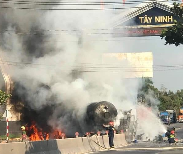 Tây Ninh: Xe bồn chở gas bị thiêu rụi sau hỏa hoạn trên đường