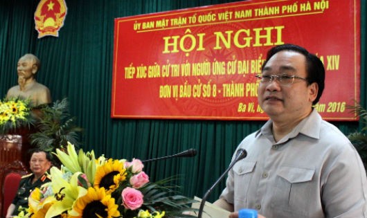 Bí thư Hoàn Trung Hải tiếp xúc cử tri huyện Ba vì Hà Nội - Ảnh: Xuân Hồng