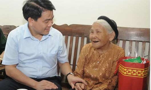 Chủ tịch UBND TP Nguyễn Đức Chung thăm hỏi tặng quà Mẹ VNAH Nguyễn Thị Niệm.