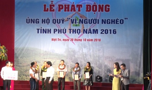 Ông Hoàng Dân Mạc- Bí thư Tỉnh ủy tiếp nhận tấm lòng hảo tâm của các tập thể cá nhân đóng góp Quỹ vì người nghèo. 