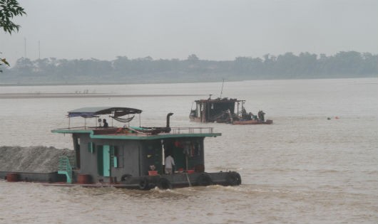 Tàu khai thác cát vận chuyển thuộc huyện Ba Vì, đoạn ngã ba sông nối với phường Bạch HạcTP. Việt trì, Phú Thọ. Ảnh: Xuân Hồng. 