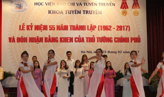 Tiết mục văn nghệ chào mừng 55 năm ngày thành lập khoa Tuyên Truyền do các bạn sinh viên của khoa thể hiện tại Lễ kỷ niệm.