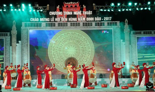 Chương trình nghệ thuật chào mừng Lễ hội Đền Hùng năm 2017. Ảnh: Xuân Hồng