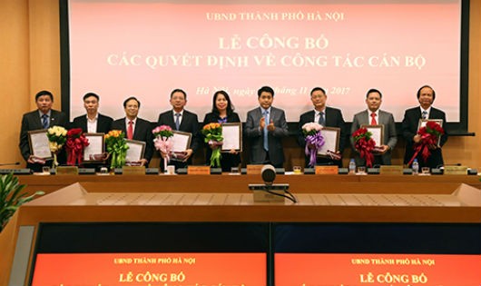 Chủ tịch UBND TP Nguyễn Đức Chung trao quyết định bổ nhiệm 8 đồng chí lãnh đạo các sở ngành...