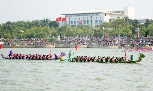 Tưng bừng Lễ hội bơi chải thuyền rồng trên Đất Tổ