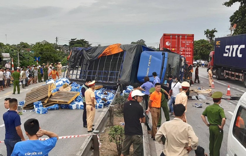 Hiện trường vụ lật xe tải làm nhiều người chết ở Hải Dương trong sáng nay 23/7.