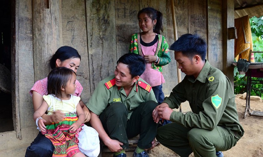 Công an tỉnh Ðiện Biên tuyên truyền cho người dân về phòng chống tội phạm mua bán người.