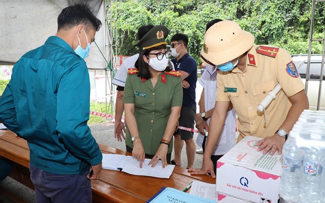 Lãnh đạo Công an tỉnh kiểm tra công tác phòng, chống dịch Covid-19 tại chốt kiểm dịch y tế nút giao IC12, cao tốc Nội Bài – Lào Cai.