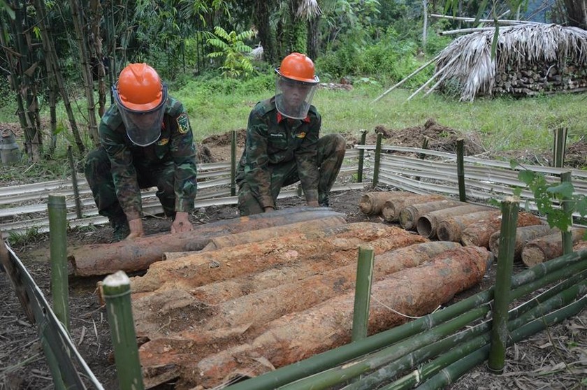 Có tới hơn 7.000 vật liệu nổ còn sót lại sau chiến tranh nằm trong vườn 1 gia đình. Ảnh: Quốc Hoàn