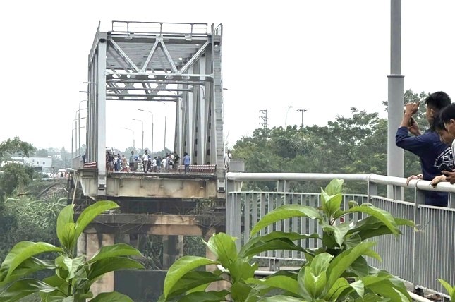  Trực tiếp từ hiện trường vụ sập cầu Phong Châu: 5 nạn nhân được đưa đi cấp cứu, 13 người bị cuốn trôi ảnh 8