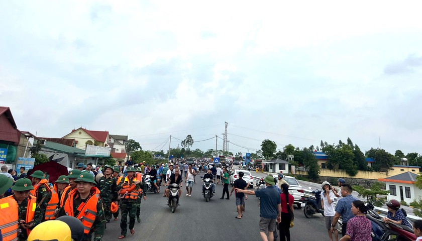 Vụ sập cầu Phong Châu: Khảo sát, lên phương án lắp cầu phao, cứu nạn cứu hộ ảnh 38