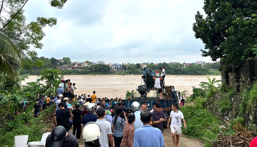  Trực tiếp từ hiện trường vụ sập cầu Phong Châu: 5 nạn nhân được đưa đi cấp cứu, 13 người bị cuốn trôi ảnh 10