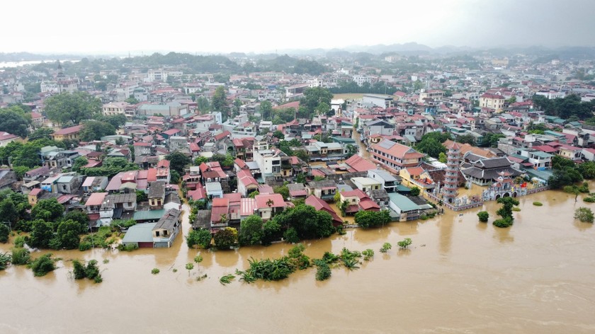 Lũ sông Hồng dâng cao, phố núi Yên Bái ngập trong biển nước