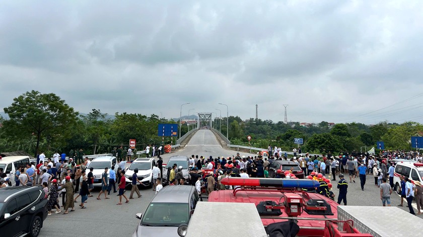  Trực tiếp từ hiện trường vụ sập cầu Phong Châu: 5 nạn nhân được đưa đi cấp cứu, 13 người bị cuốn trôi ảnh 13