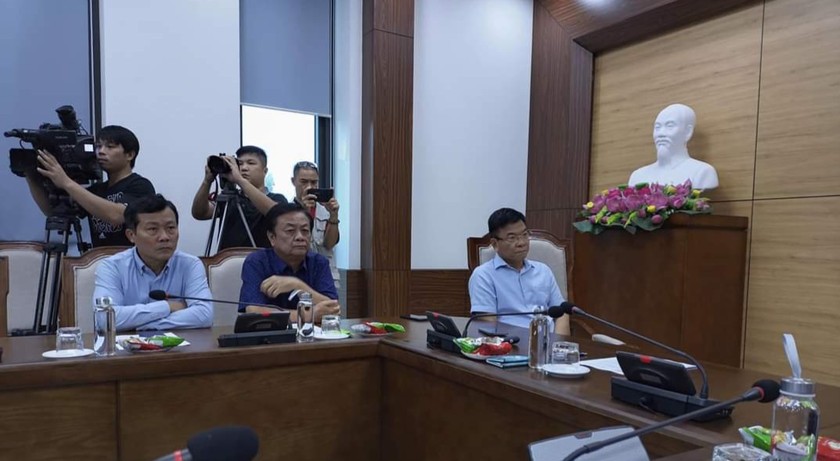 Phó Thủ tướng cùng đoàn công tác lắng nghe lãnh đạo tỉnh Yên Bái báo cáo. Ảnh: CTV
