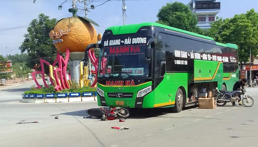 Hiện trường vụ xe khách cắt ngang vòng xuyến và chạm xe mô Tô. Ảnh: CTV