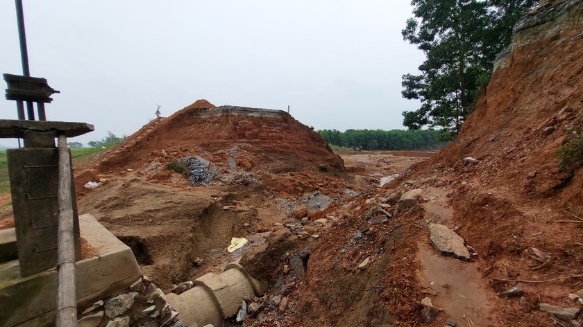 Đoạn đê vỡ giáp ranh giữa Tuyên Quang và Phú Thọ. Ảnh: Đức Tuyển.