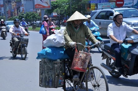 Người Hà Nội “ngột thở” trong cái nắng đầu mùa