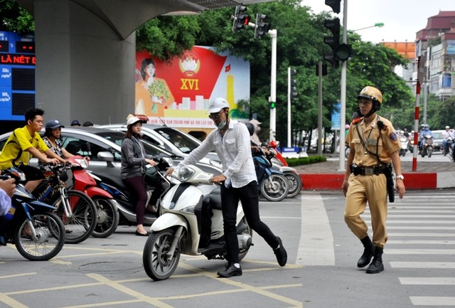 Nhiều trường hợp vi phạm về việc đội mũ bảo hiểm không đạt chuẩn chất lượng đã được lực lượng CSGT nhắc nhở và tuyên truyền sử dụng đúng loại mũ bảo hiểm chuẩn khi tham gia giao thông. 