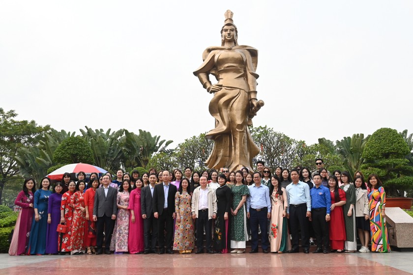 Ông Nguyễn Kim Tinh, Phó Bí thư thường trực Đảng ủy Bộ Tư pháp; Bà Khương Thị Thanh Huyền, Chủ tịch Công đoàn Bộ Tư pháp cùng đoàn chụp ảnh lưu niệm