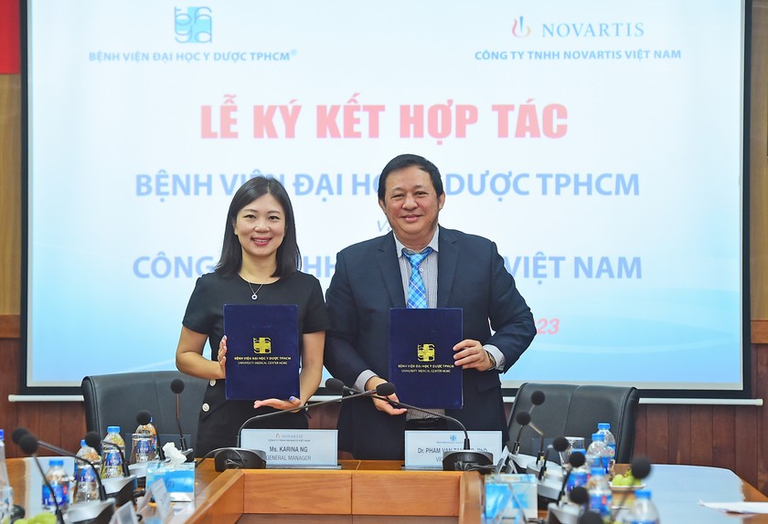 Bà Karina Ng, Tổng giám đốc Novartis Việt Nam (bên trái) & TS.BS Phạm Văn Tấn – Phó Giám đốc Bệnh viện ĐHYD TP. HCM (bên phải)