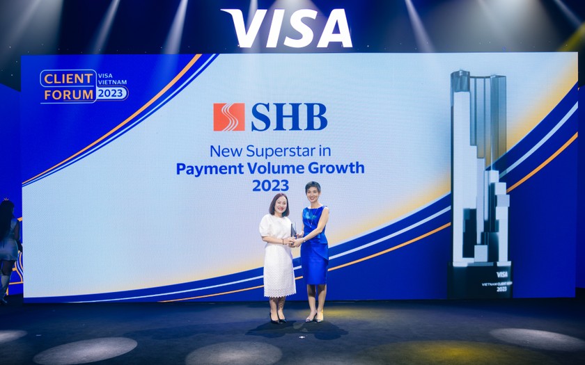  Đại diện SHB (bên trái) nhận giải thưởng “Ngôi sao tăng trưởng thẻ năm 2023” của VISA trao tặng