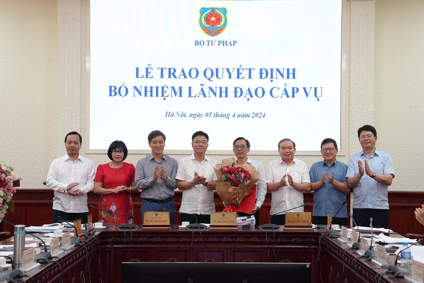 Lãnh đạo Bộ Tư pháp trao Quyết định điều động, bổ nhiệm đồng chí Nguyễn Văn Bốn, Cục trưởng Cục Bồi thường nhà nước giữ chức vụ Giám đốc Trung tâm Lý lịch tư pháp quốc gia.