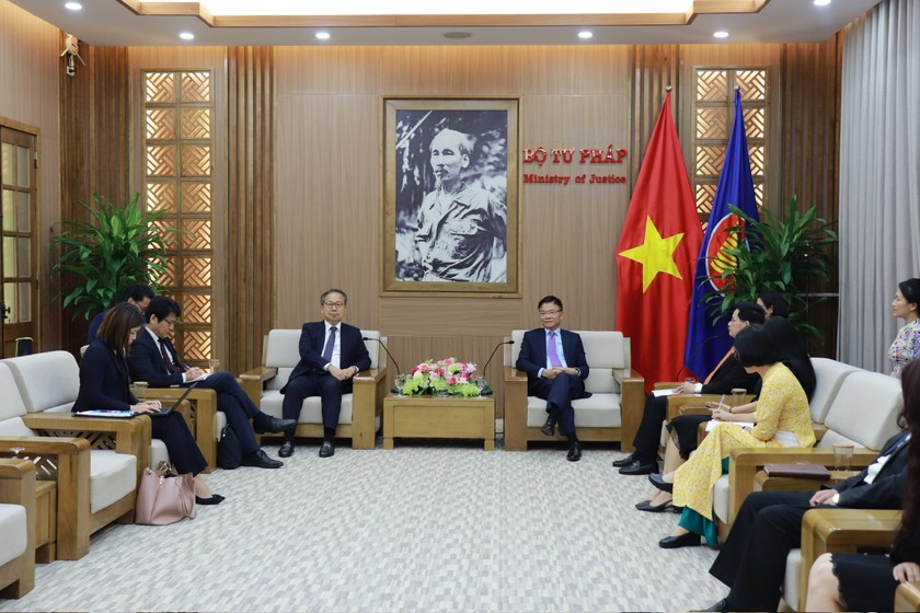 Bộ trưởng Bộ Tư pháp Lê Thành Long đã tiếp xã giao Đại sứ đặc mệnh toàn quyền Nhật Bản tại Việt Nam Yamada Takio