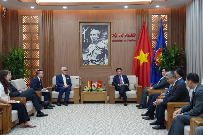 Bộ trưởng Bộ Tư pháp Lê Thành Long tiếp xã giao Đại sứ đặc mệnh toàn quyền Cộng hòa Liên bang Đức tại Việt Nam Guido Erpo Hildner